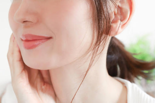 【薬学博士監修】フェイスラインのニキビが治らない！原因や対策を解説